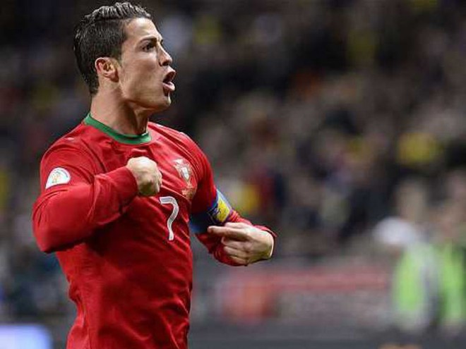 Vì Bóng Vàng, Ronaldo phải cởi nhiều hơn! - Ảnh 1.