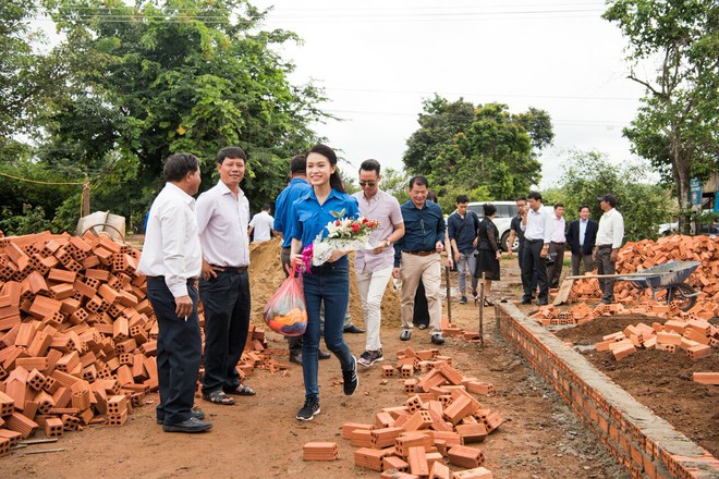 Ngủ nhờ nhà dân 1 đêm, người đẹp Hoa hậu VN quay trở lại trả ơn - Ảnh 5.