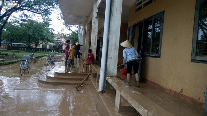 Quảng Bình: Bùn đất phủ dày đến 10cm ở trường học sau mưa lũ - Ảnh 10.