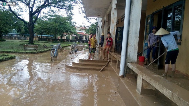 Quảng Bình: Bùn đất phủ dày đến 10cm ở trường học sau mưa lũ - Ảnh 9.