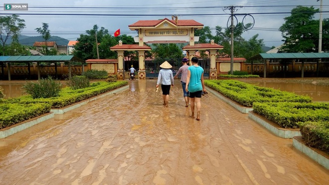 Quảng Bình: Bùn đất phủ dày đến 10cm ở trường học sau mưa lũ - Ảnh 2.