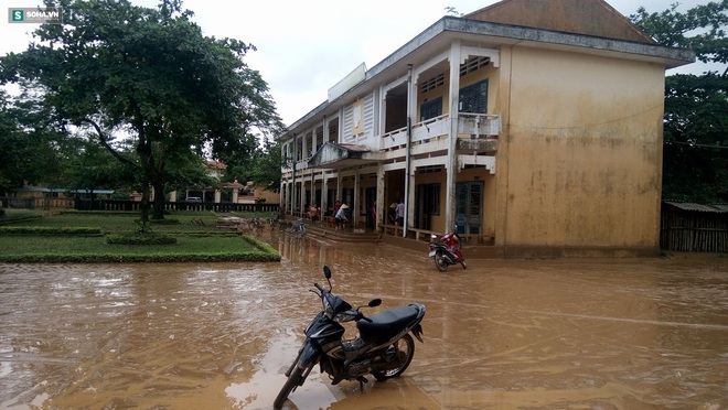 Quảng Bình: Bùn đất phủ dày đến 10cm ở trường học sau mưa lũ - Ảnh 1.