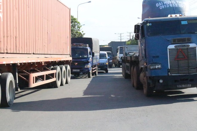 Container mất thắng ủi xế hộp xoay tròn 1 vòng, tài xế vội đập cửa thoát ra ngoài - Ảnh 2.