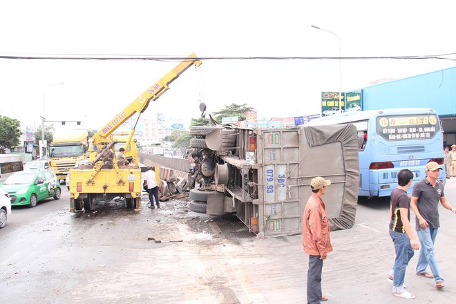 Lái xe máy hoảng loạn tự té ngã khi chứng kiến tai nạn giữa 2 xe tải - Ảnh 2.