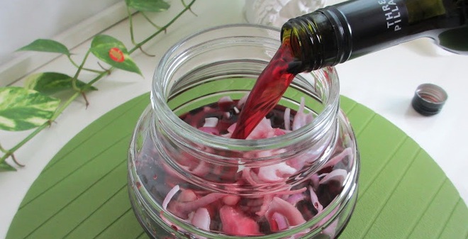 Tác dụng kỳ diệu của hành tây ngâm rượu vang đỏ Tác dụng kỳ diệu của hành tây ngâm rượu vang đỏ