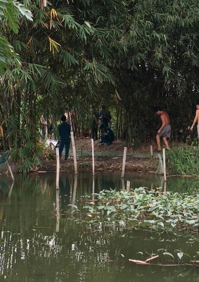 Người lái ghe vứt vội mái chèo khi phát hiện thi thể đàn ông trong đám lục bình - Ảnh 1.