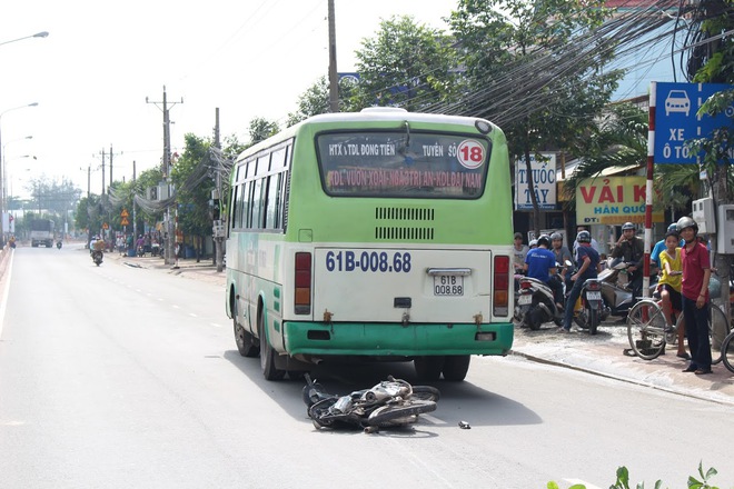 Xe buýt kéo lê nam thanh niên hơn 20m - Ảnh 3.