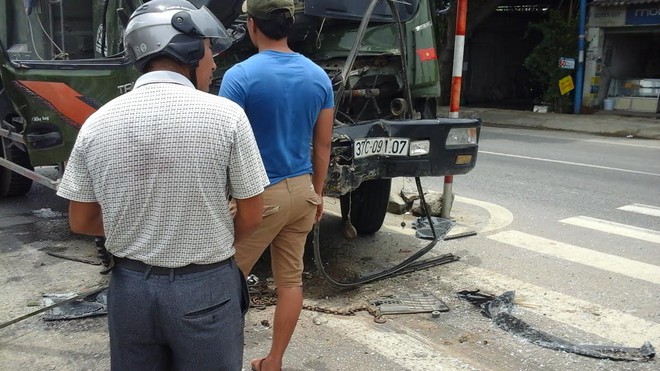 Cạy cửa ca bin cứu lái xe gãy chân mắc kẹt đang kêu cứu - Ảnh 1.