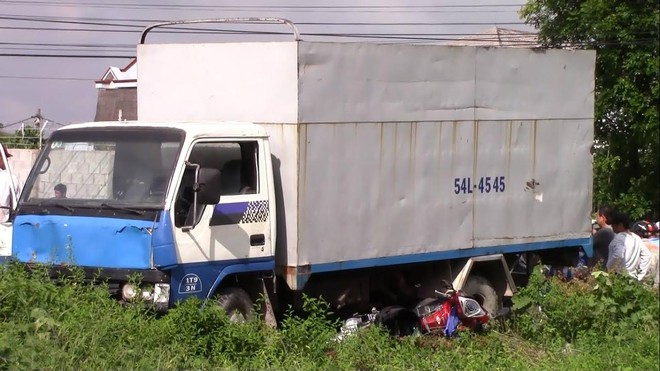 Tài xế 17 tuổi lái xe tải điên đâm hàng loạt xe máy - Ảnh 5.