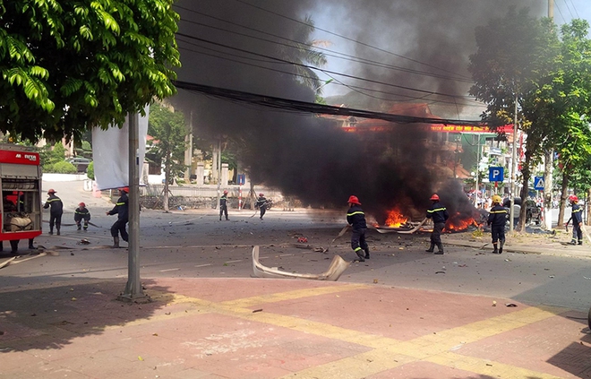 [NÓNG]  Xe taxi nổ như bom ở Cẩm Phả, 2 người chết - Ảnh 2.