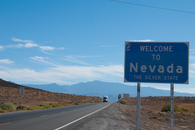 Đường cao tốc chạy qua hoang mạc Nevada.