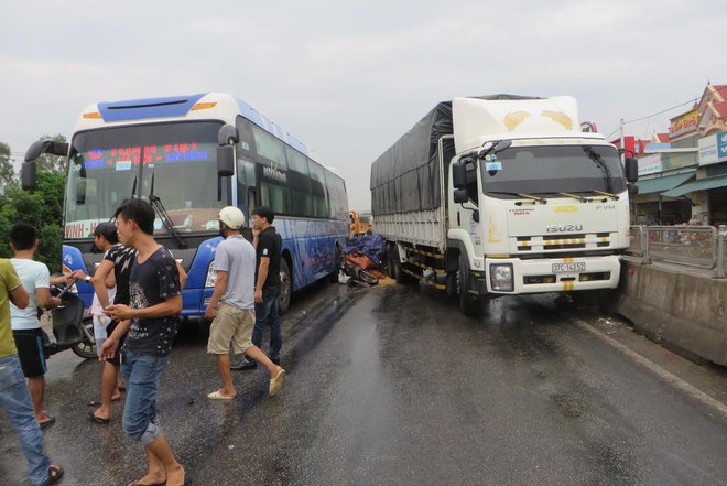 Kinh hoàng xe khách và xe tải ép xe máy, nạn nhân nguy kịch - Ảnh 2.