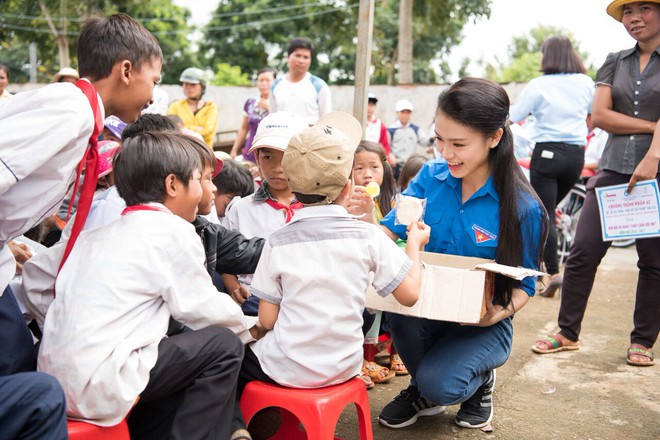 Ngủ nhờ nhà dân 1 đêm, người đẹp Hoa hậu VN quay trở lại trả ơn - Ảnh 8.