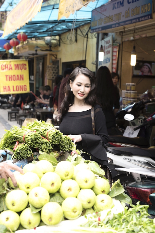 Hoa hậu Quý bà Sương Đặng tranh thủ sắm đồ chuẩn bị đón Tết  - Ảnh 2.