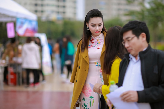 Hoa hậu Biển Thùy Trang mong manh giữa thời tiết lạnh - Ảnh 1.