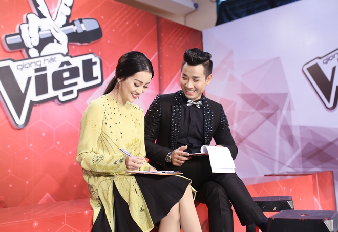 Quá nhiệt tình với thí sinh The Voice, MC Nguyên Khang bị nói mê gái đẹp - Ảnh 2.