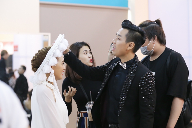 Quá nhiệt tình với thí sinh The Voice, MC Nguyên Khang bị nói mê gái đẹp - Ảnh 3.