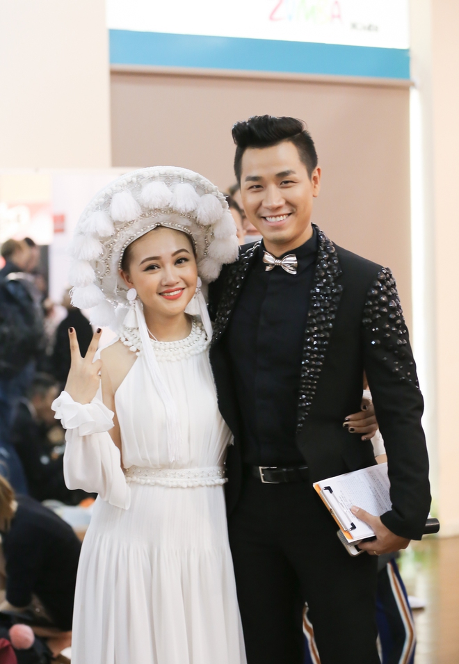 Quá nhiệt tình với thí sinh The Voice, MC Nguyên Khang bị nói mê gái đẹp - Ảnh 4.