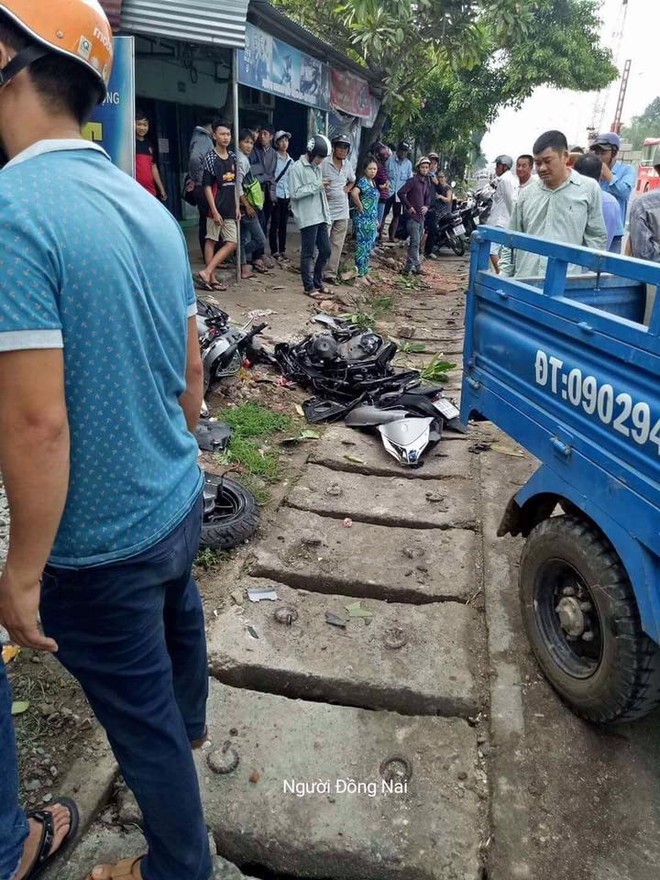 Xe tải chạy ẩu nghiền nát xe SH khiến mẹ bị thương em nhỏ nguy kịch - Ảnh 2.