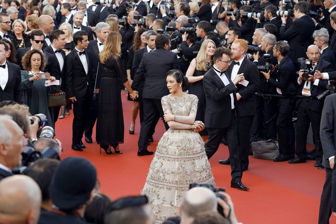 Lý Nhã Kỳ mặc váy tinh xảo, thu hút sự chú ý trên thảm đỏ Cannes - Ảnh 8.