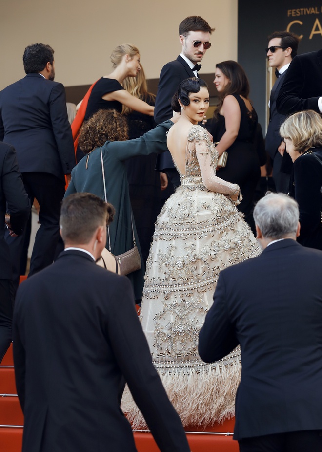 Lý Nhã Kỳ mặc váy tinh xảo, thu hút sự chú ý trên thảm đỏ Cannes - Ảnh 9.