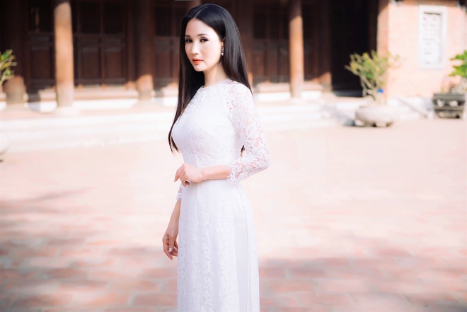 Hoa hậu Quý bà Sương Đặng tìm lại thanh xuân với tà áo dài nữ tính - Ảnh 1.