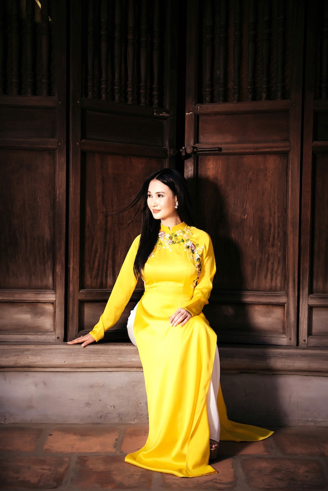 Hoa hậu Quý bà Sương Đặng tìm lại thanh xuân với tà áo dài nữ tính - Ảnh 5.