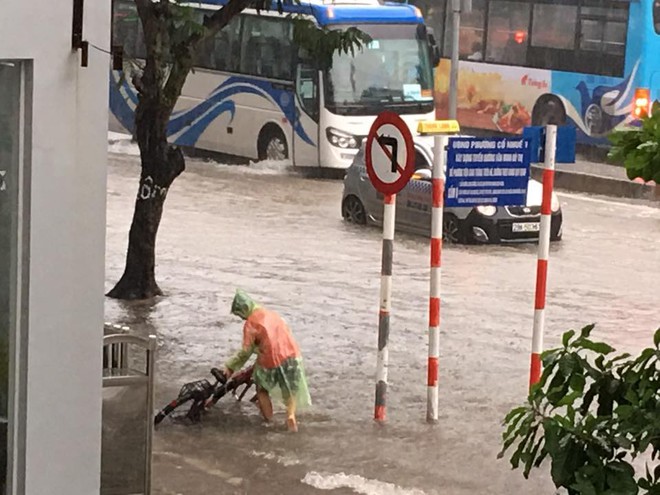 Mưa lớn, nhiều tuyến phố Hà Nội chìm trong biển nước, người dân chật vật đi lại - Ảnh 3.