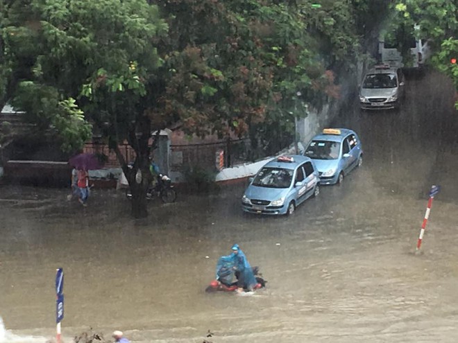 Mưa lớn, nhiều tuyến phố Hà Nội chìm trong biển nước, người dân chật vật đi lại - Ảnh 5.