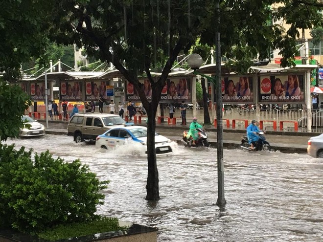 Mưa lớn, nhiều tuyến phố Hà Nội chìm trong biển nước, người dân chật vật đi lại - Ảnh 6.
