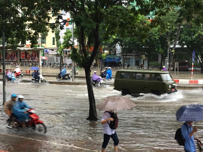 Mưa lớn, nhiều tuyến phố Hà Nội chìm trong biển nước, người dân chật vật đi lại - Ảnh 4.