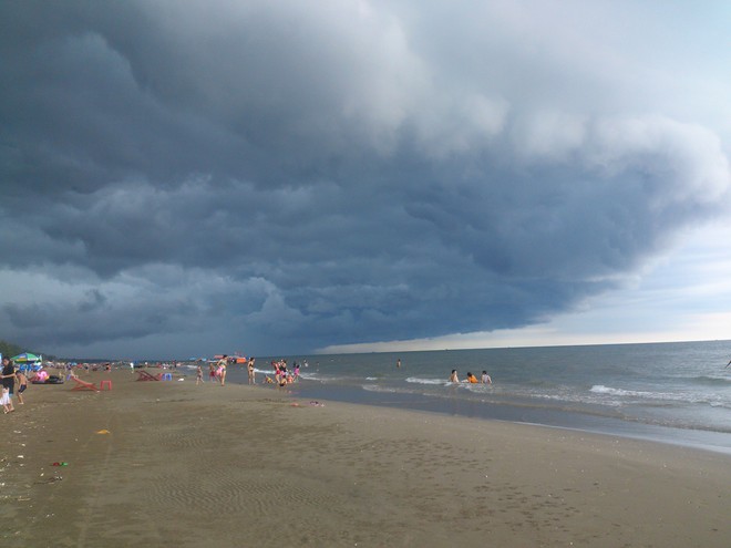 Mây đen kì dị phủ kín bầu trời biển Sầm Sơn khiến dân mạng tò mò - Ảnh 3.