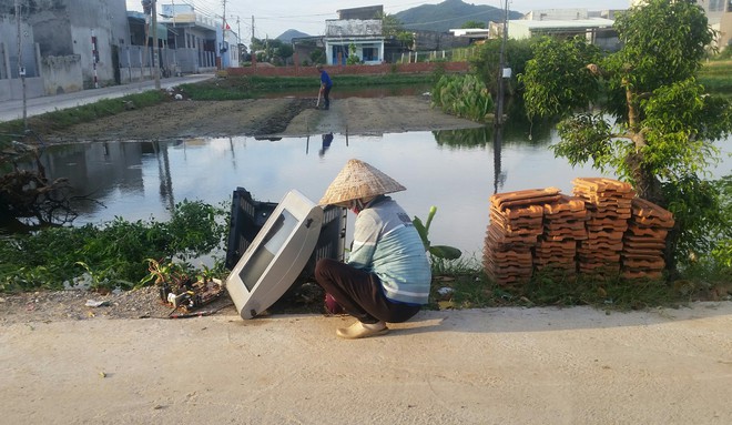 Uất ức vì U22 thua trận, nam thanh niên vác TV ném thẳng xuống ao - Ảnh 3.