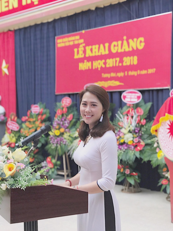 Chúng ta đã bỏ rơi một cô giáo rất xinh đẹp trong ngày khai giảng - Ảnh 1.