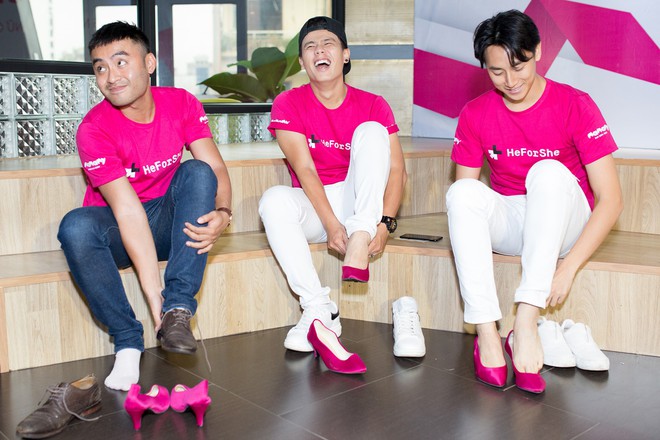 Lần đầu tiên Rocker Nguyễn mặc áo hồng, mang giày cao gót - Ảnh 3.