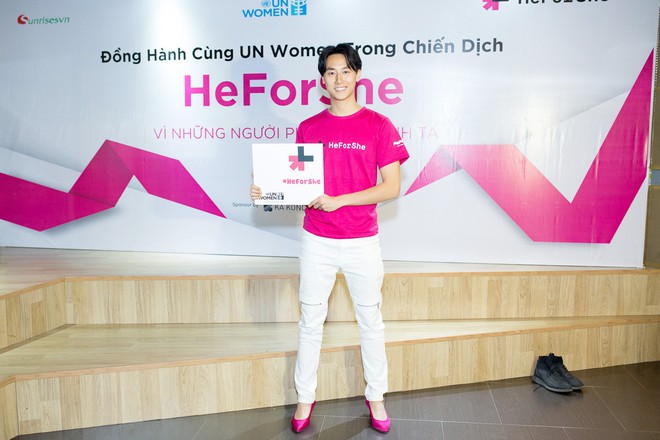 Lần đầu tiên Rocker Nguyễn mặc áo hồng, mang giày cao gót - Ảnh 4.
