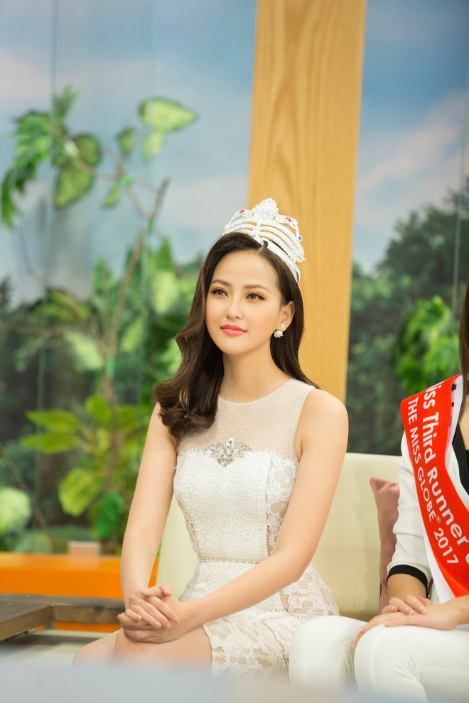 Hoa hậu Hoàn cầu Khánh Ngân rạng rỡ trên đài truyền hình quốc tế - Ảnh 3.