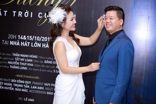Nhan sắc vợ ca sĩ Đăng Dương gây chú ý trong họp báo của chồng - Ảnh 2.