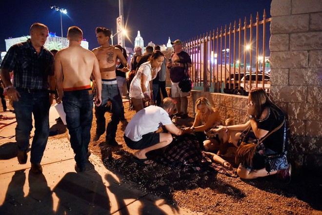 Las Vegas: Hàng trăm phát súng xả vào đám đông, gần 600 người thương vong, IS nhận trách nhiệm - Ảnh 9.
