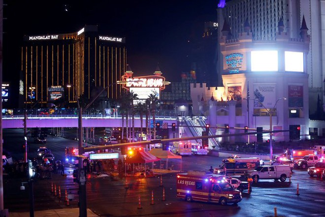 Las Vegas: Hàng trăm phát súng xả vào đám đông, gần 600 người thương vong, IS nhận trách nhiệm - Ảnh 13.