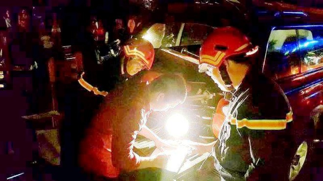 Giải cứu 7 người mắc kẹt trong đám cháy quán karaoke ở Sài Gòn - Ảnh 2.