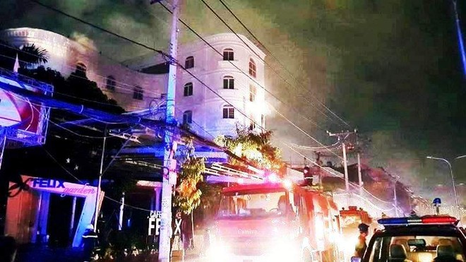 Giải cứu 7 người mắc kẹt trong đám cháy quán karaoke ở Sài Gòn - Ảnh 3.