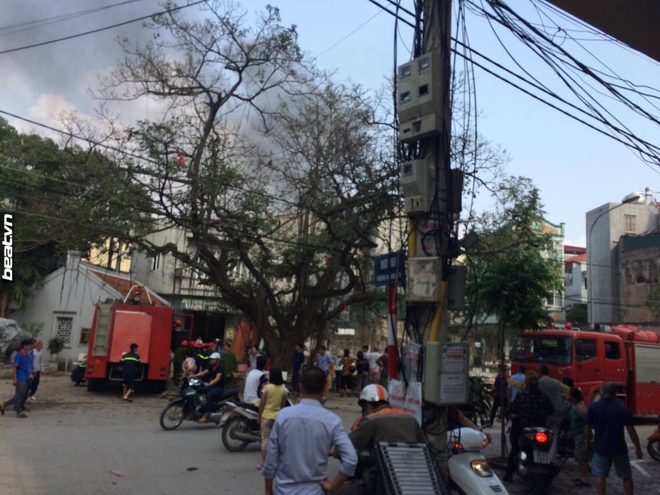 3 căn nhà trên phố Minh Khai cháy dữ dội, nối hàng trăm mét dây để dẫn nước - Ảnh 2.