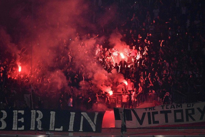 CĐV chạy tán loạn dưới sân sau màn bạo động kinh hoàng ở Europa League - Ảnh 3.