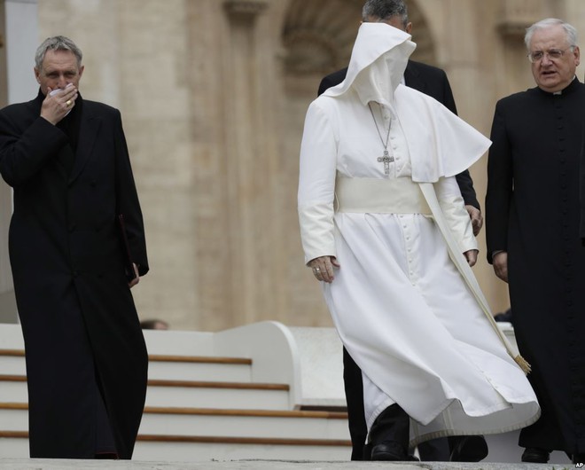 24h qua ảnh: Gió thổi áo che mặt Giáo hoàng Francis - Ảnh 7.