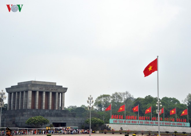 Hình ảnh: Quốc kỳ rực đỏ mọi ngả đường Hà Nội trong Ngày Chiến Thắng - Ảnh 1.