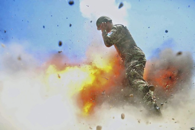 24h qua ảnh: Binh sĩ Afghanistan bị nhấn chìm trong lửa - Ảnh 4.