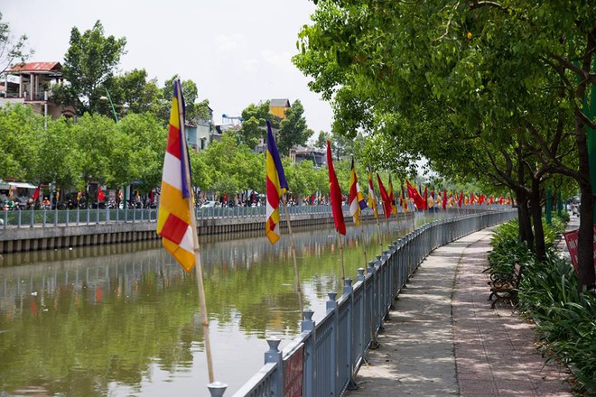 Sài Gòn rực rỡ mừng Đại lễ Phật Đản 2017 - Ảnh 1.