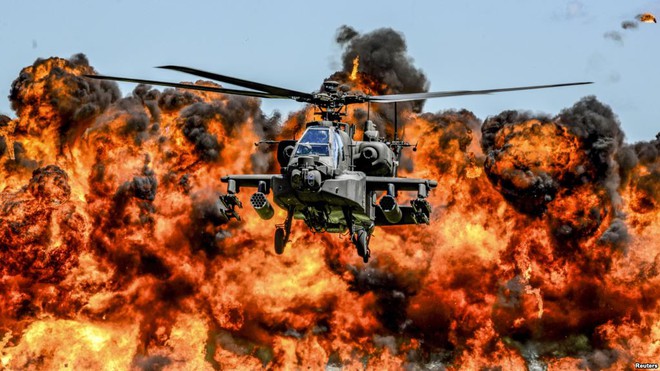 24h qua ảnh: Trực thăng tấn công AH-64D Apache trình diễn trước biển lửa - Ảnh 4.