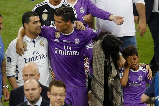 Hài Hước: Ronaldo nhăn mặt kêu đau vì chơi trội khi ăn mừng - Ảnh 3.